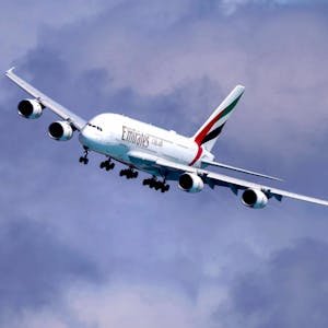 Ein Airbus A380 der arabischen Fluggesellschaft Emirates im Landeanflug während eins Unwetters. Das Flugzeug liegt schräg in der Luft. (Symbolbild)