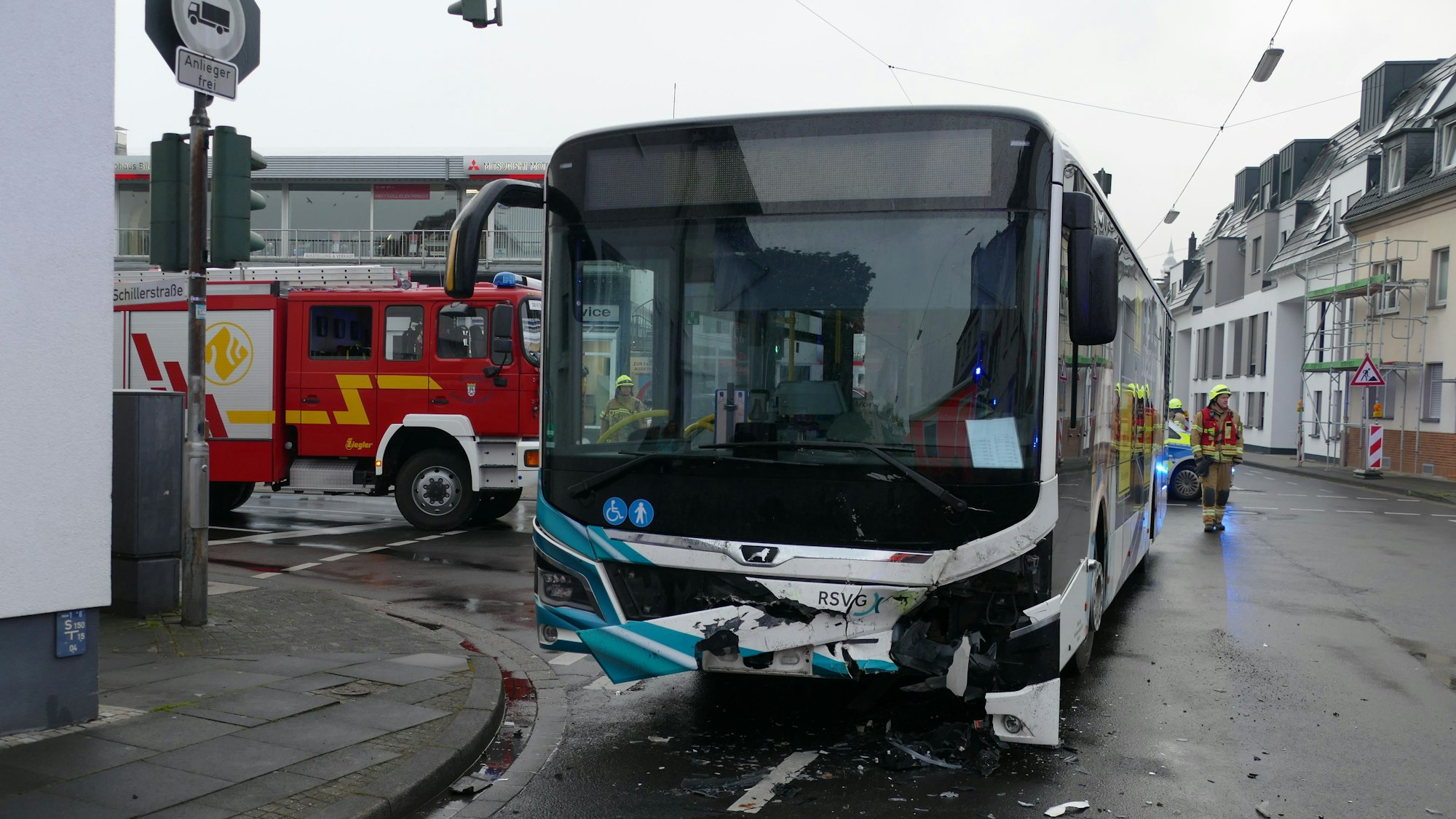 Ein beschädigter Bus steht auf der Fahrbahn.