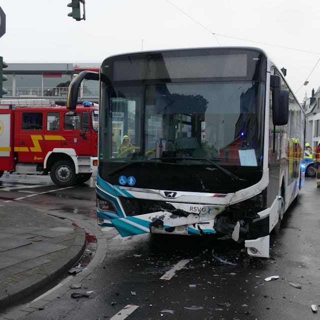 Ein beschädigter Bus steht auf der Fahrbahn.