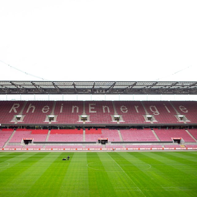 Nach dem 2:0-Erfolg des 1. FC Köln gegen Eintracht Frankfurt wurden bis zu 100 mutmaßliche Anhänger in eine Schlägerei verwickelt. Die Polizei ermittelt wegen schweren Landfriedensbruchs. (Archivbild)
