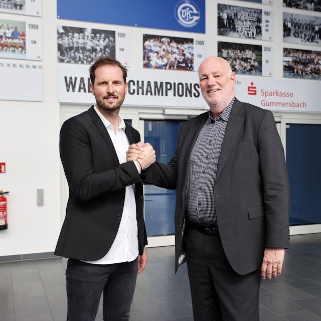 VfL-Geschäftsführer Christoph Schindler und Frank Grebe, Vorstandsvorsitzender der Sparkasse Gummersbach, besiegeln die Verlängerung der Partnerschaft mit einem Händedruck.