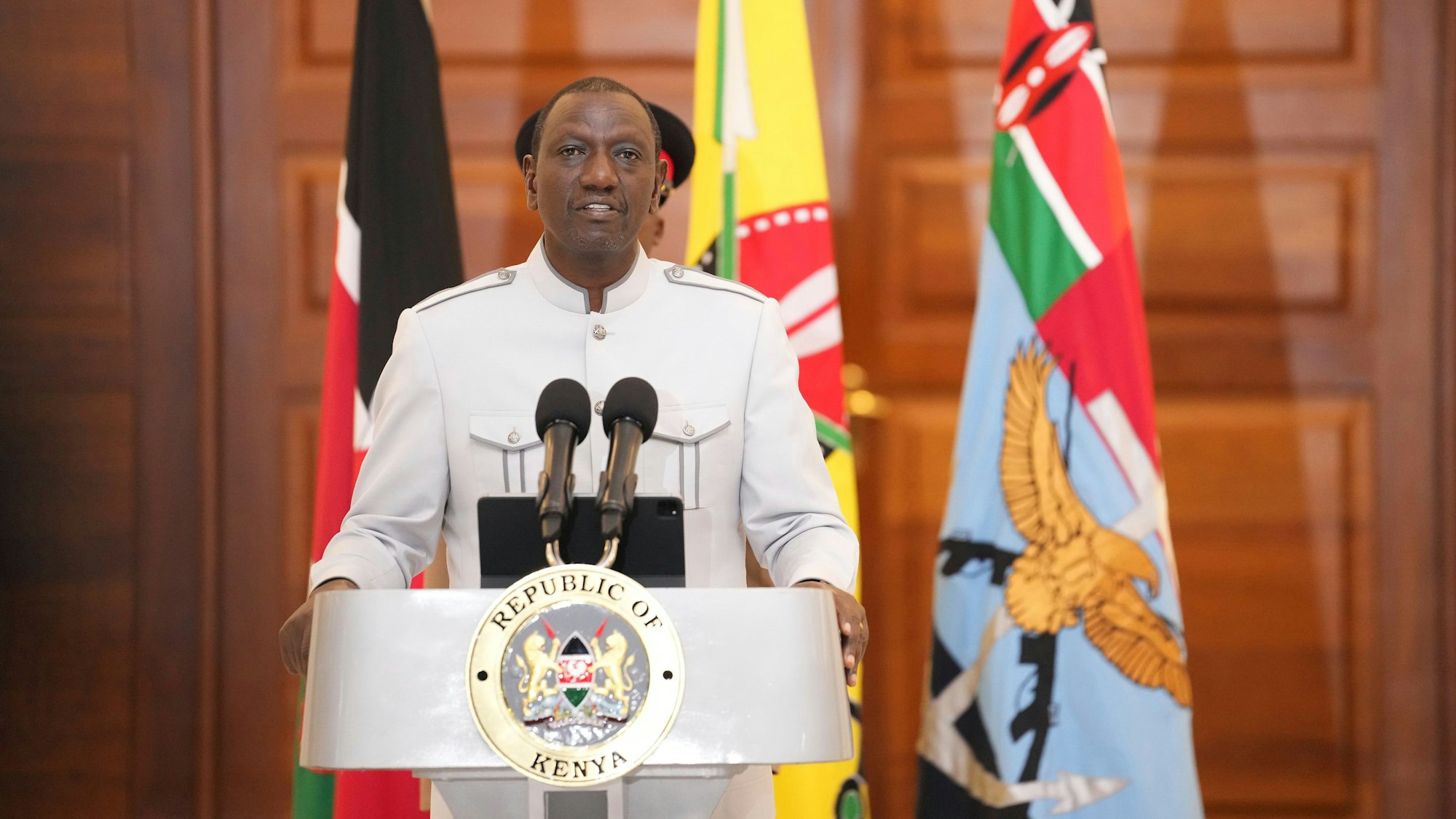 18.04.2024, Kenia, Nairobi: Kenias Präsident William Ruto spricht während einer Pressekonferenz, in der er den Tod des kenianischen Militärchefs, General Ogolla, bekannt gibt.
