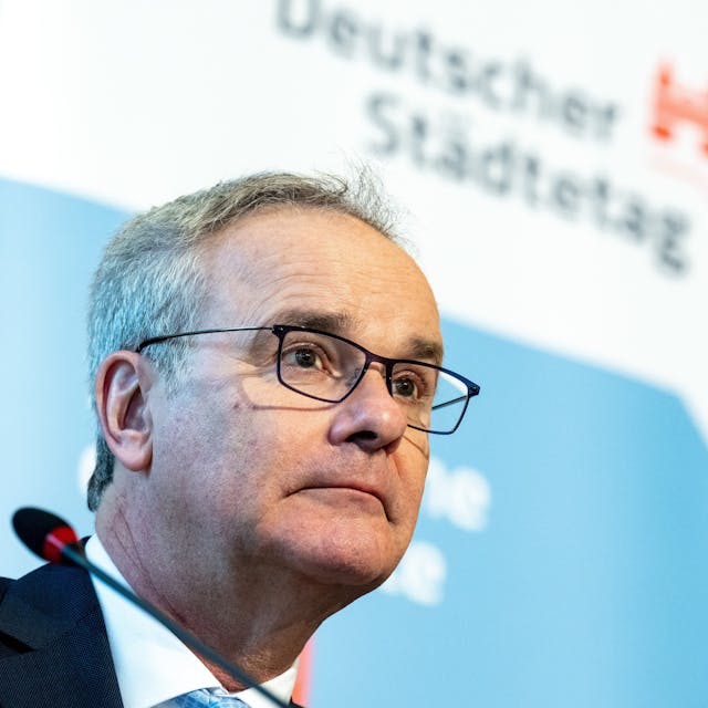 Helmut Dedy, Hauptgeschäftsführer des Deutschen Städtetages, spricht auf einer Pressekonferenz.