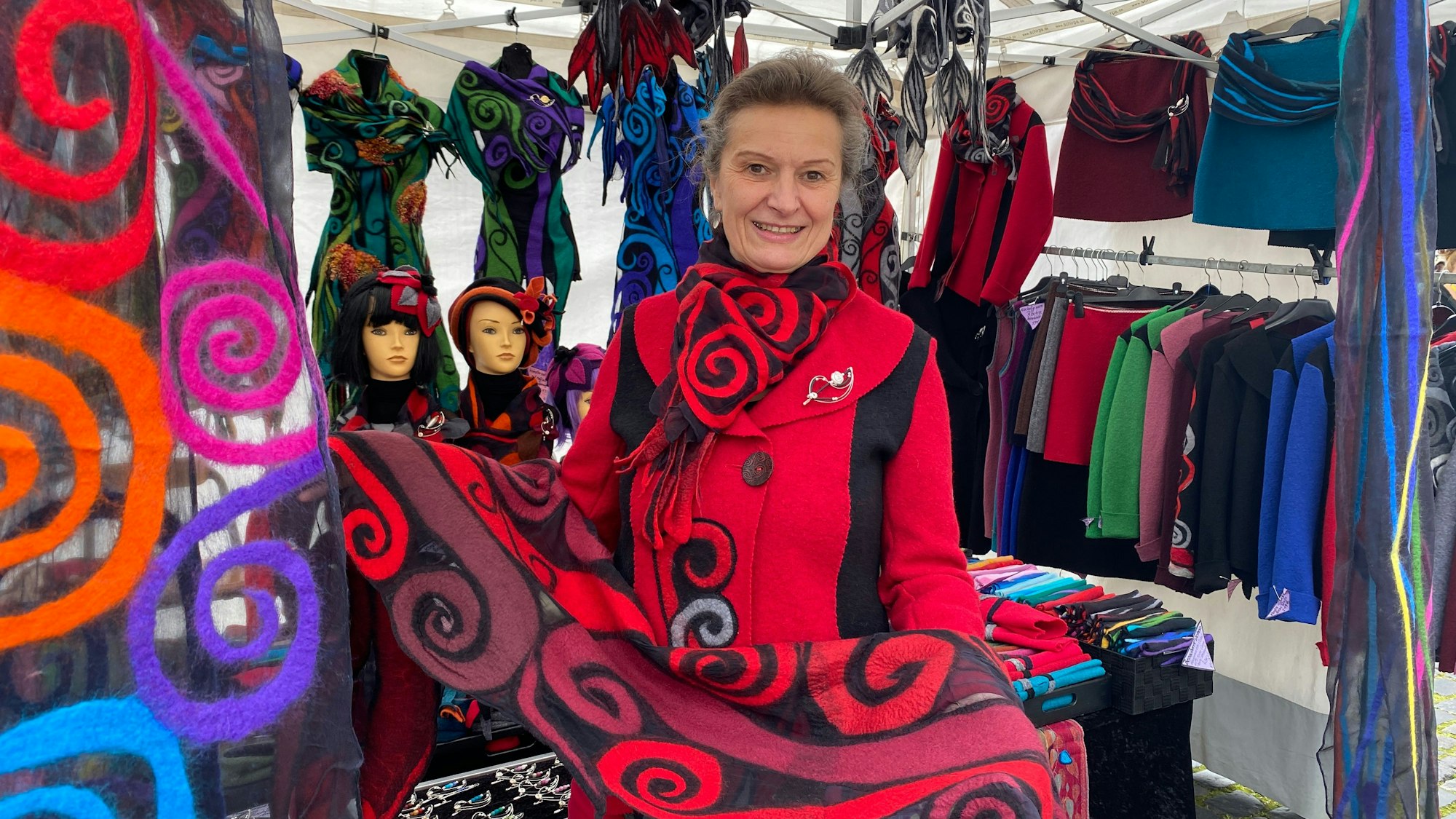 Das Bild zeigt Adeline Schoden an ihrem Stand auf dem Lechenicher Frühlingsmarkt.