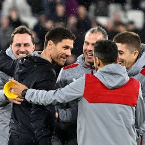 Xabi Alonso und sein Trainerstab feiern in London den Einzug ins Halbfinale der Europa League.
