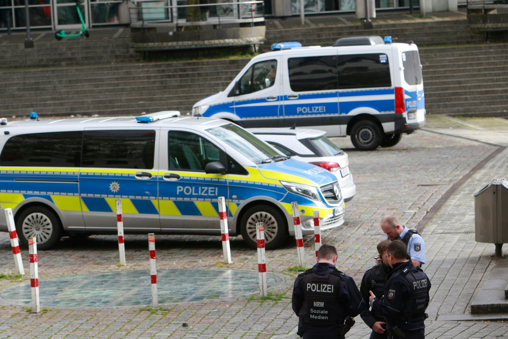 Polizisten und Polizeiwagen stehen auf dem Wiener Platz.