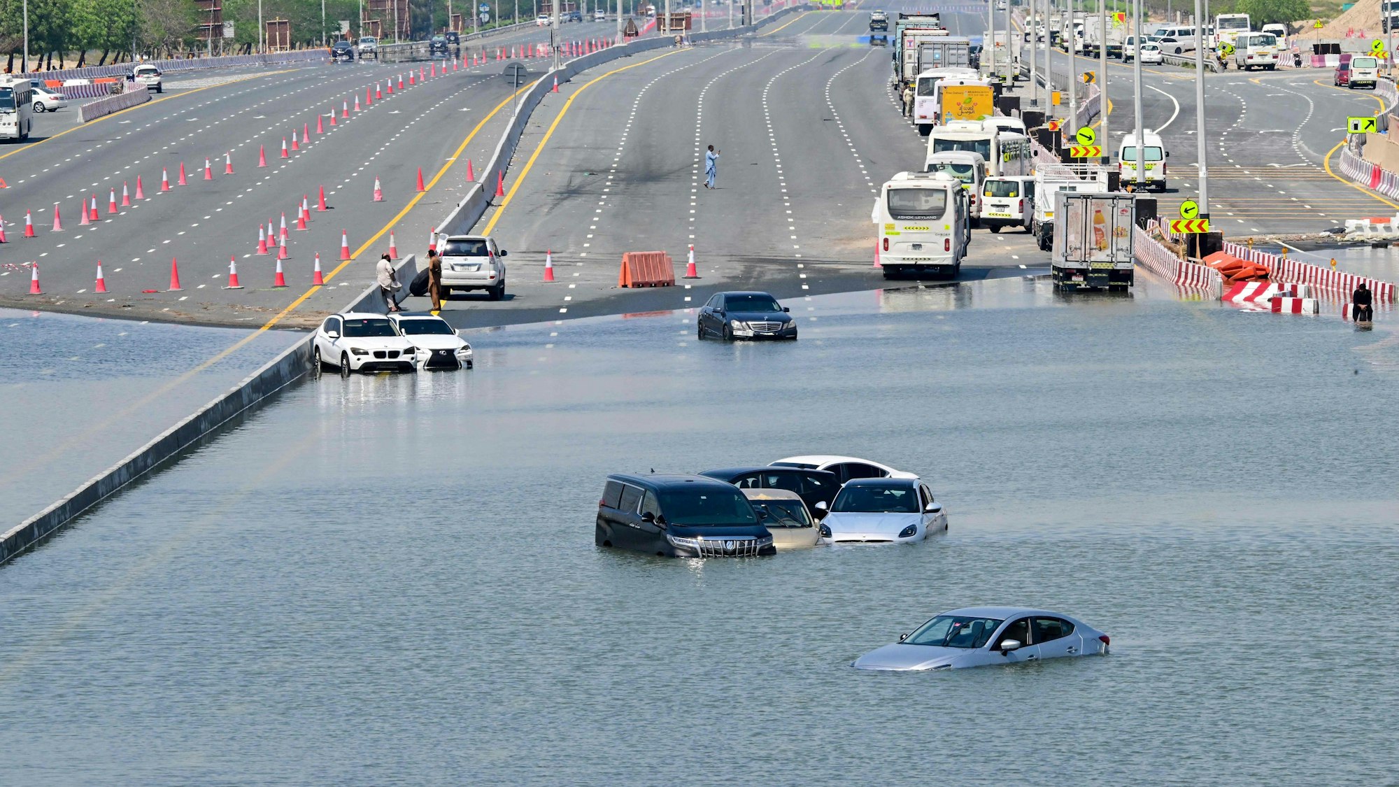 Autos stehen auf einer von Dubais Autobahnen im Wasser. Am Mittwoch ist es in Dubai zu schweren Unwettern gekommen.