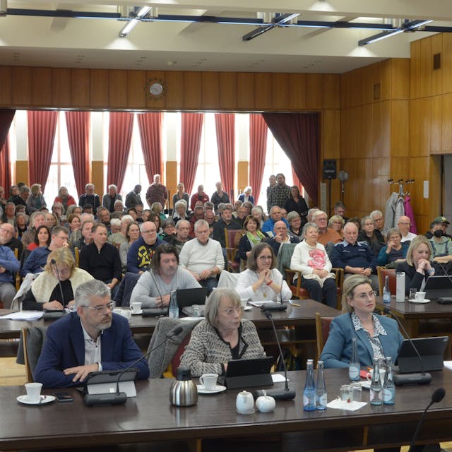Hinter den Mitgliedern der Verbandsversammlung sitzen im Euskirchener Ratssaal zahlreiche Zuhörerinnen und Zuhörer.