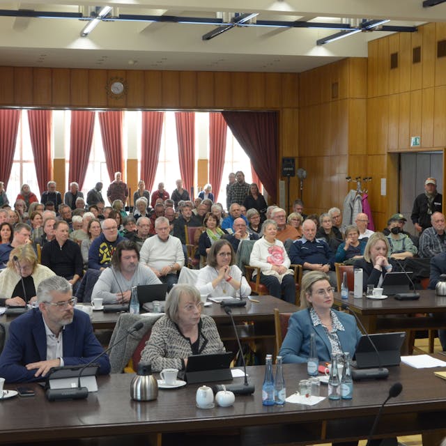 Hinter den Mitgliedern der Verbandsversammlung sitzen im Euskirchener Ratssaal zahlreiche Zuhörerinnen und Zuhörer.