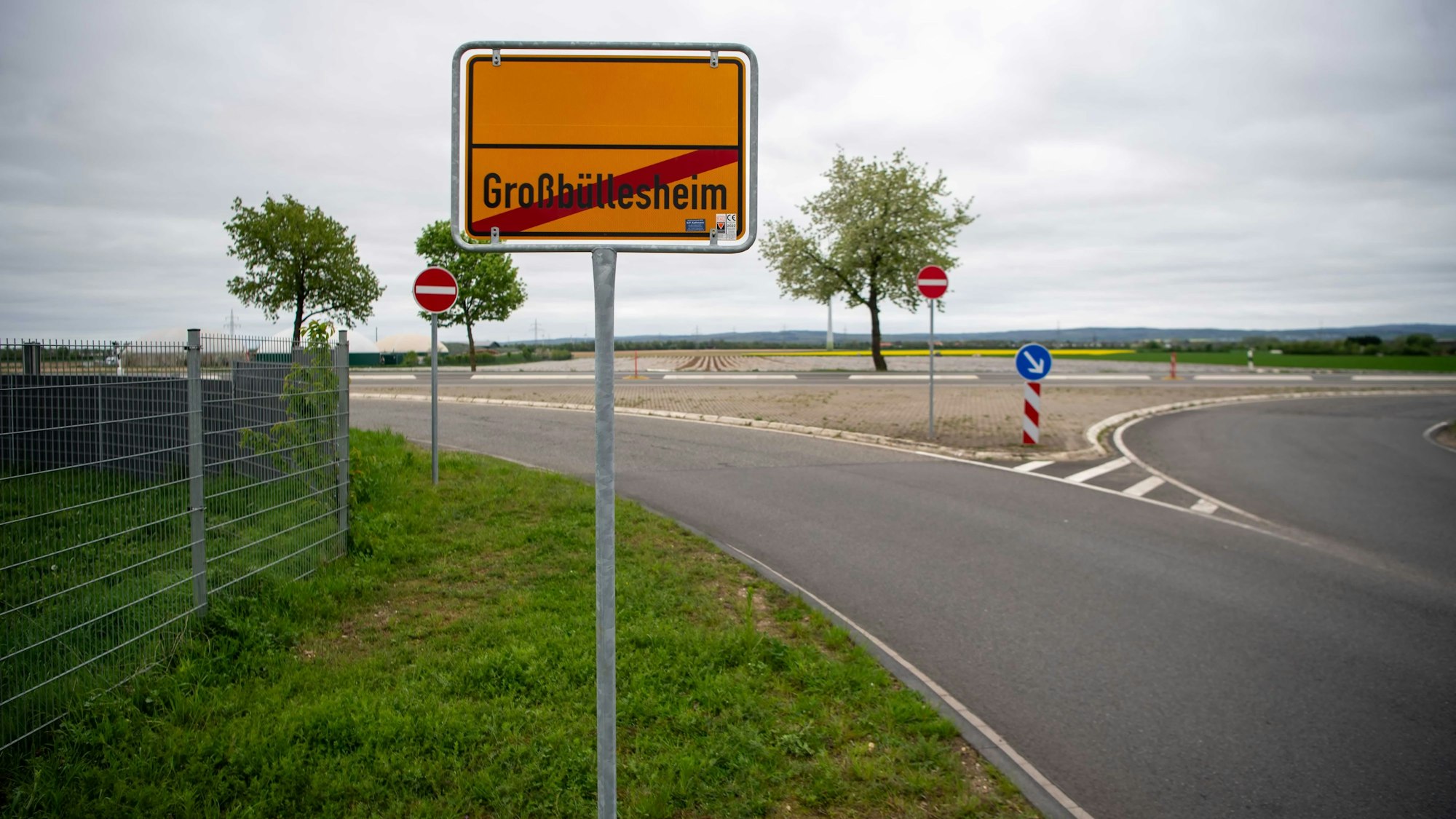 Das Bild zeigt das Ortsschild von Großbüllesheim. Im Hintergrund soll der provisorische Kreisel errichtet werden.