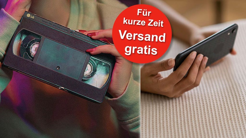 Frauenhände halten VHS Video Kassette, daneben halten Hände ein Smartphone, so dass eine Person das Display betrachtet.