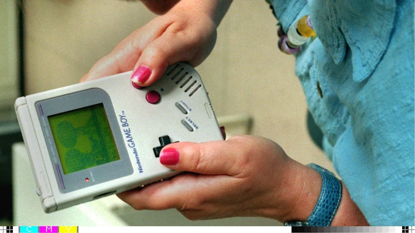 Eine Frau spielt im Juni 1995 an ihrem Game Boy.