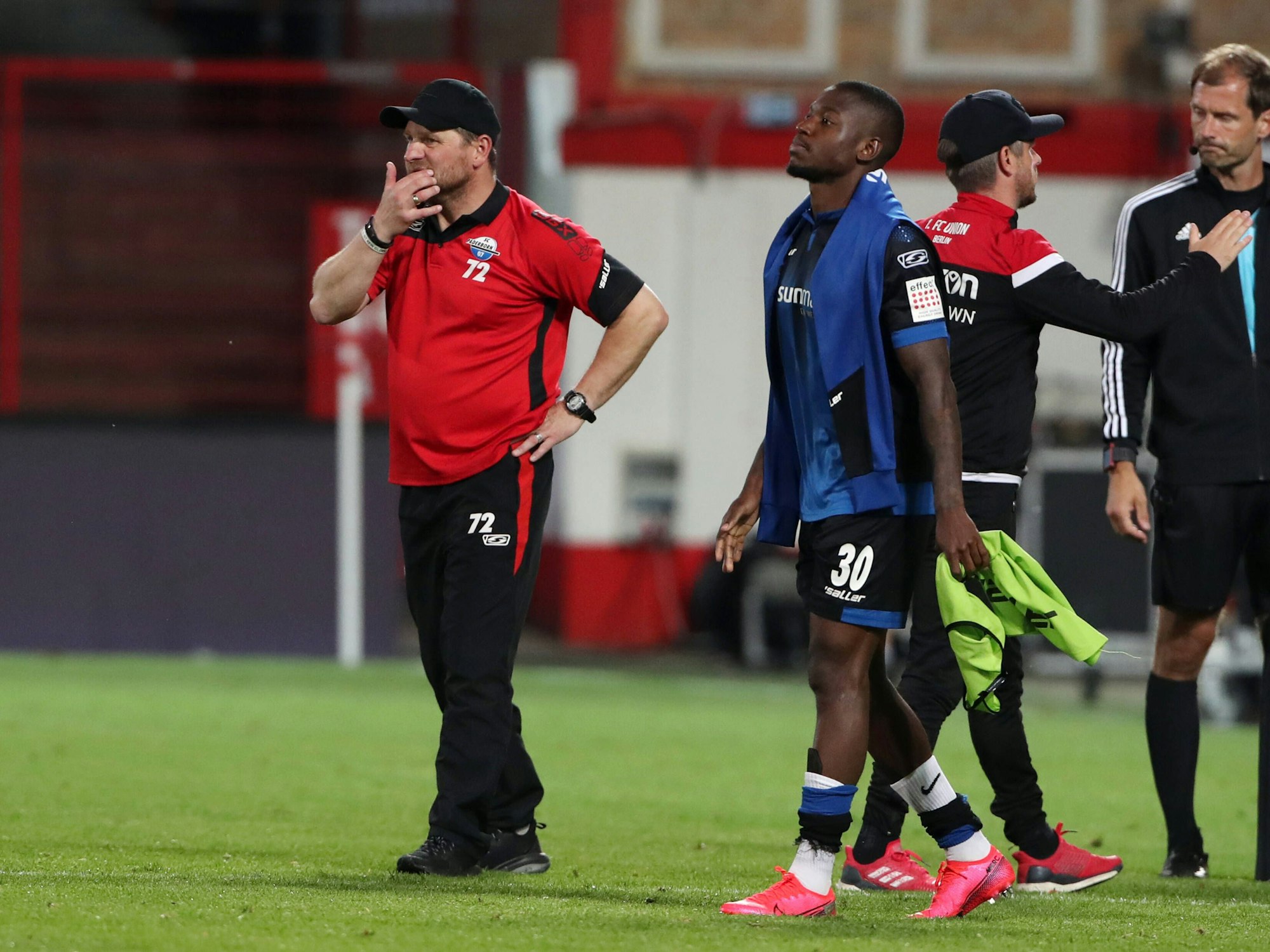 Trainer Steffen Baumgart und Streli Mamba enttäuscht nach dem feststehenden Abstieg.