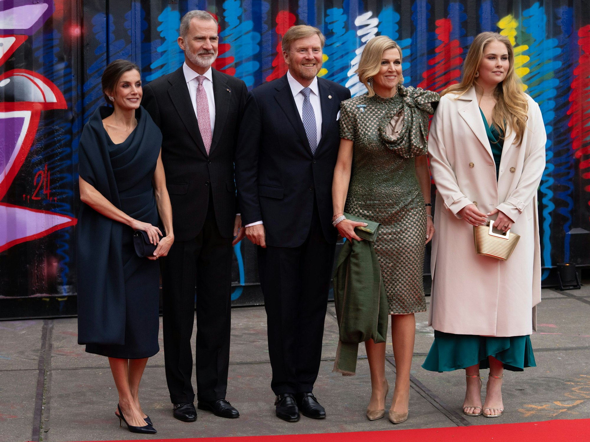 Königin Letizia (l), König Felipe VI., König Willem-Alexander, Königin Maxima und Kronprinzessin Amalia während des Besuchs im STRAAT-Museum in Amsterdam.