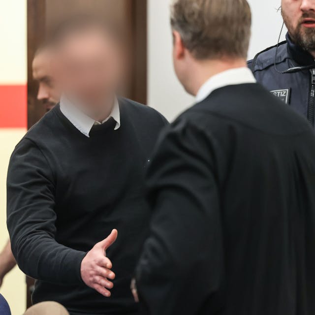Der mutmaßliche Auftraggeber des Rocker-Mordes in Köln begrüßt im Landgericht seinen Verteidiger.