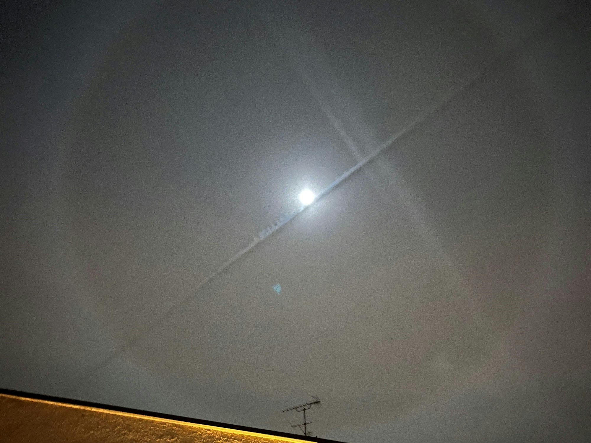 Halo-Ring – zu sehen am späten Abend des 18. April 2024 am Himmel im Kölner Stadtteil Flittard.
