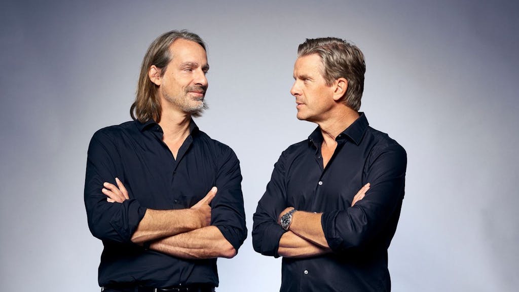 Markus Lanz (rechts) und Richard David Precht diskutieren in Ausgabe 137 ihres ZDF-Podcasts unter der Überschrift: „Altes Denken, neues Denken – iranische Raketen auf Israel“.