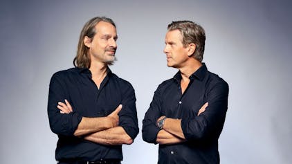 Markus Lanz (rechts) und Richard David Precht diskutieren in Ausgabe 137 ihres ZDF-Podcasts unter der Überschrift: „Altes Denken, neues Denken - iranische Raketen auf Israel“. (Bild: ZDF / Christian Bruch)