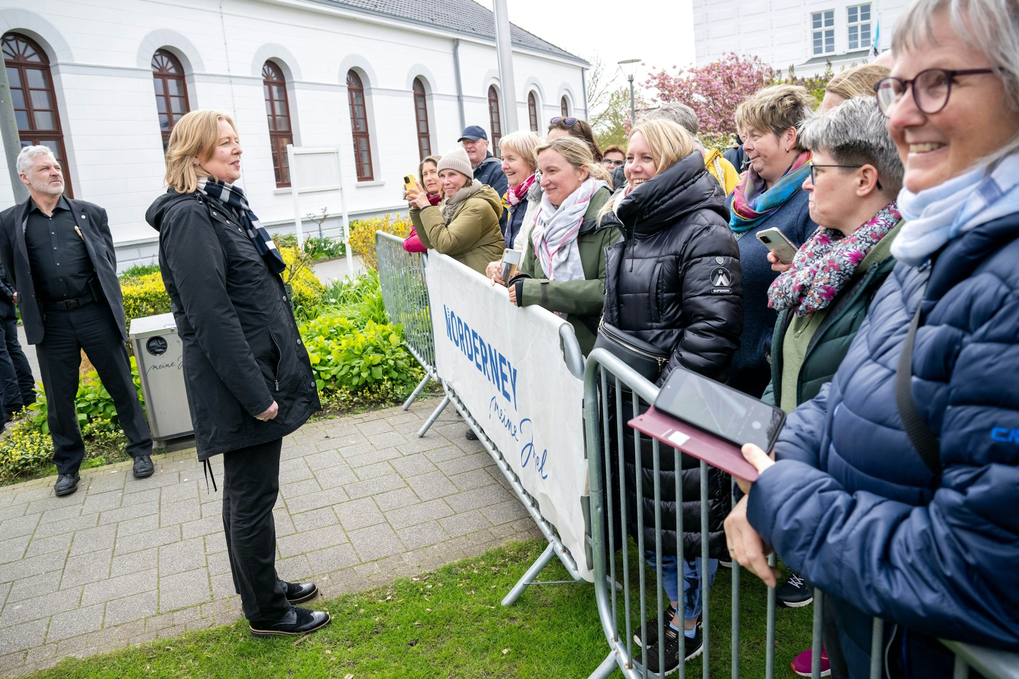 Norderney: Bundestagspräsidentin Bärbel Bas spricht mit den Zuschauern, die vor dem Conversationshaus stehen, in dem die Frühjahrstagung der SPD-Landesgruppen stattfindet.