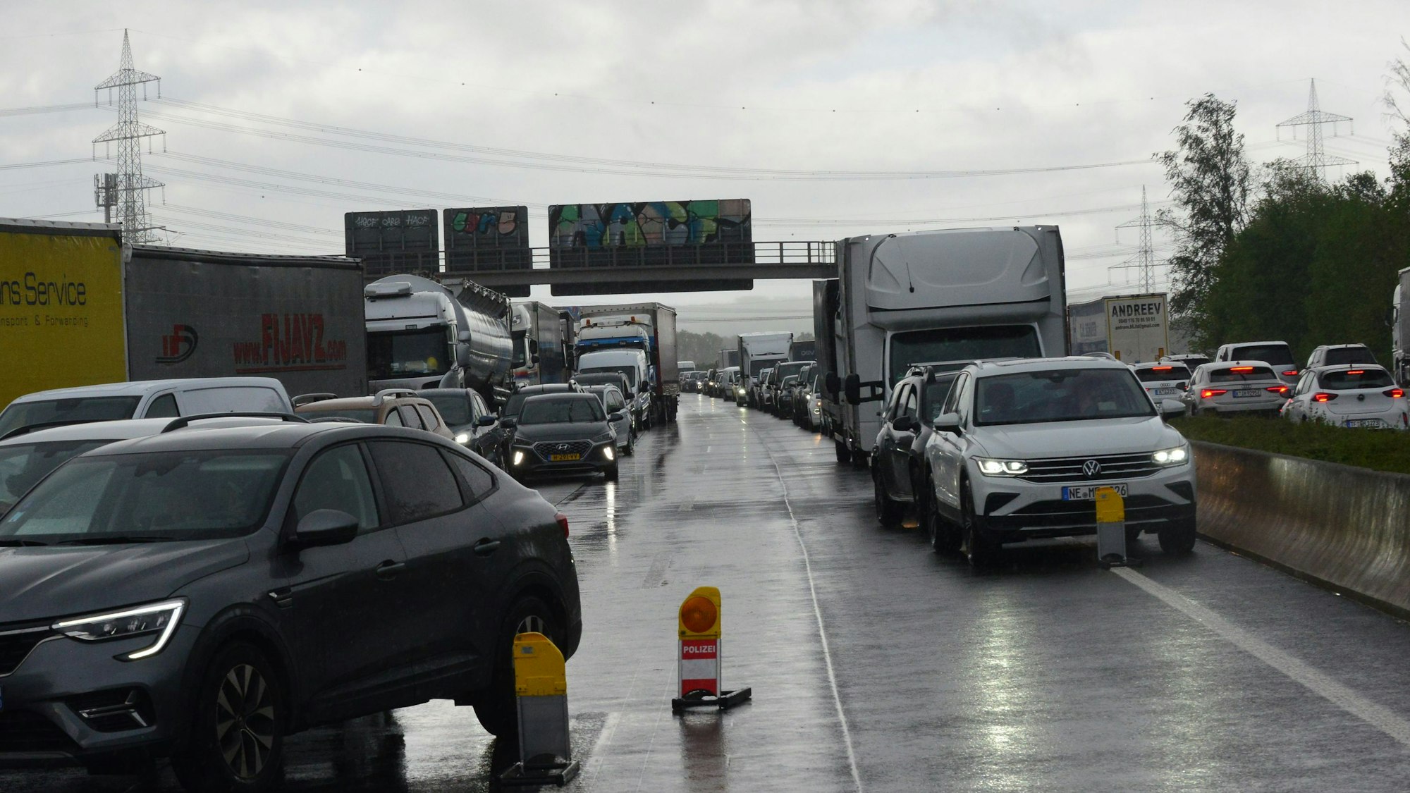 Das Bild zeigt eine Verkehrsstau auf der Autobahn.