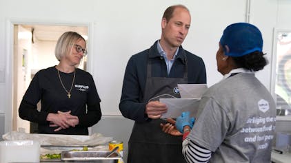 Prinz William bei einem Besuch einer Wohltätigkeitsorganisation zur Verteilung überschüssiger Lebensmittel in Sunbury on Thames.