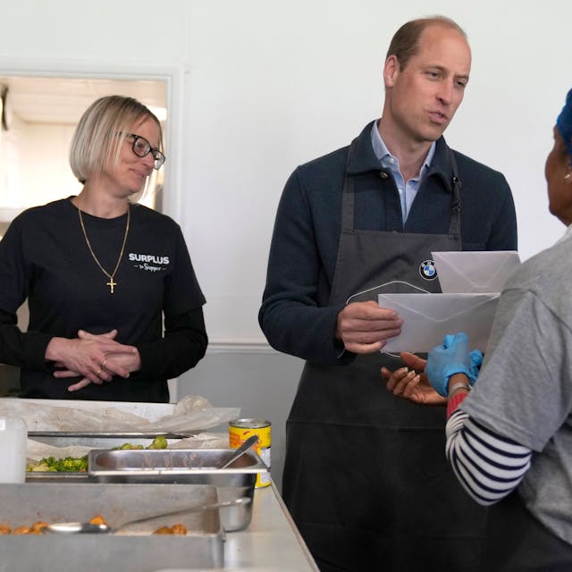 Prinz William bei einem Besuch einer Wohltätigkeitsorganisation zur Verteilung überschüssiger Lebensmittel in Sunbury on Thames.