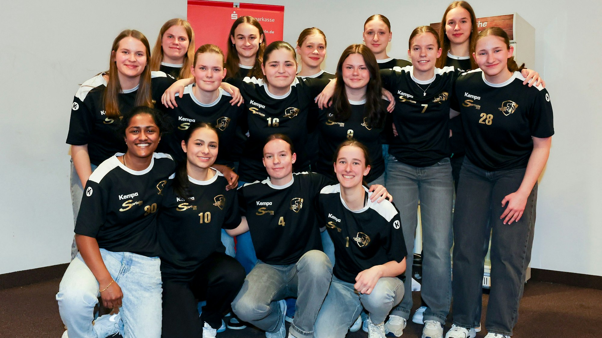 Gruppenfoto der B-Jugend-Handballerinnen der HBD Löwen Oberberg.