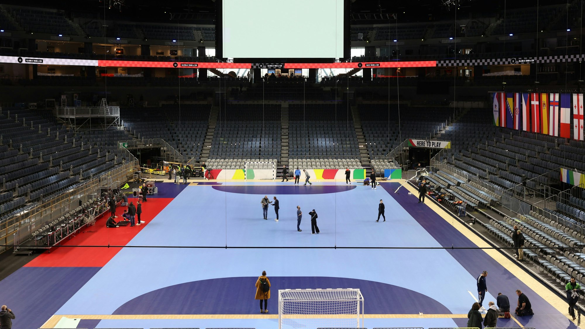 Aufbauarbeiten für die vergangene Handball-EM 2024 in der Lanxess-Arena.