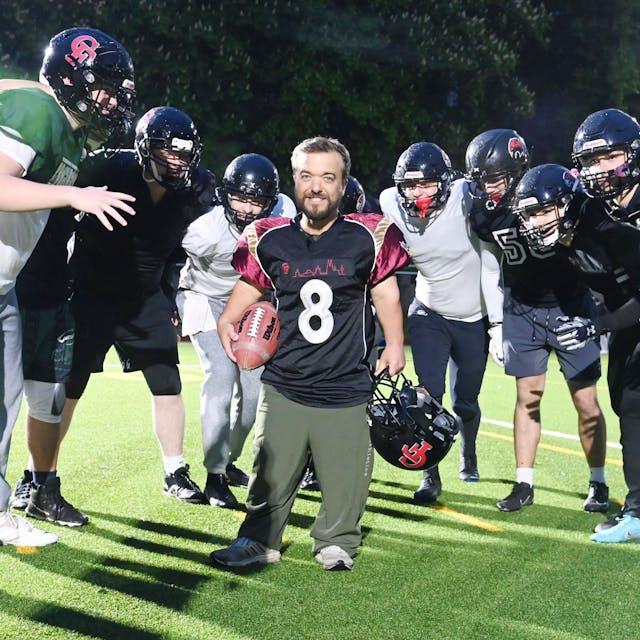 Zusammen mit den Cologne Falcons zeigt Mester sein Talent als Footballspieler.
