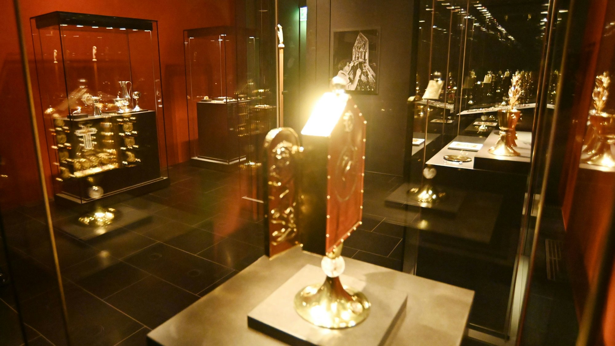 Eine neue Ausstellung in der Domschatzkammer zeigt Arbeiten der Goldschmiedin Elisabeth Treskow (1898–1992).