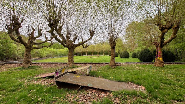Die verwunschen anmutenden Baumplätze, angelegt um 1926, stehen noch heute. Der Schmuckgarten mit Rosen- und Staudenbeeten, Oleandersträuchern und Brunnen ist verschwunden.
