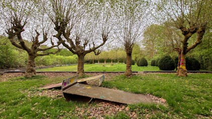 Die verwunschen anmutenden Baumplätze, angelegt um 1926, stehen noch heute. Der Schmuckgarten mit Rosen- und Staudenbeeten, Oleandersträuchern und Brunnen ist verschwunden.