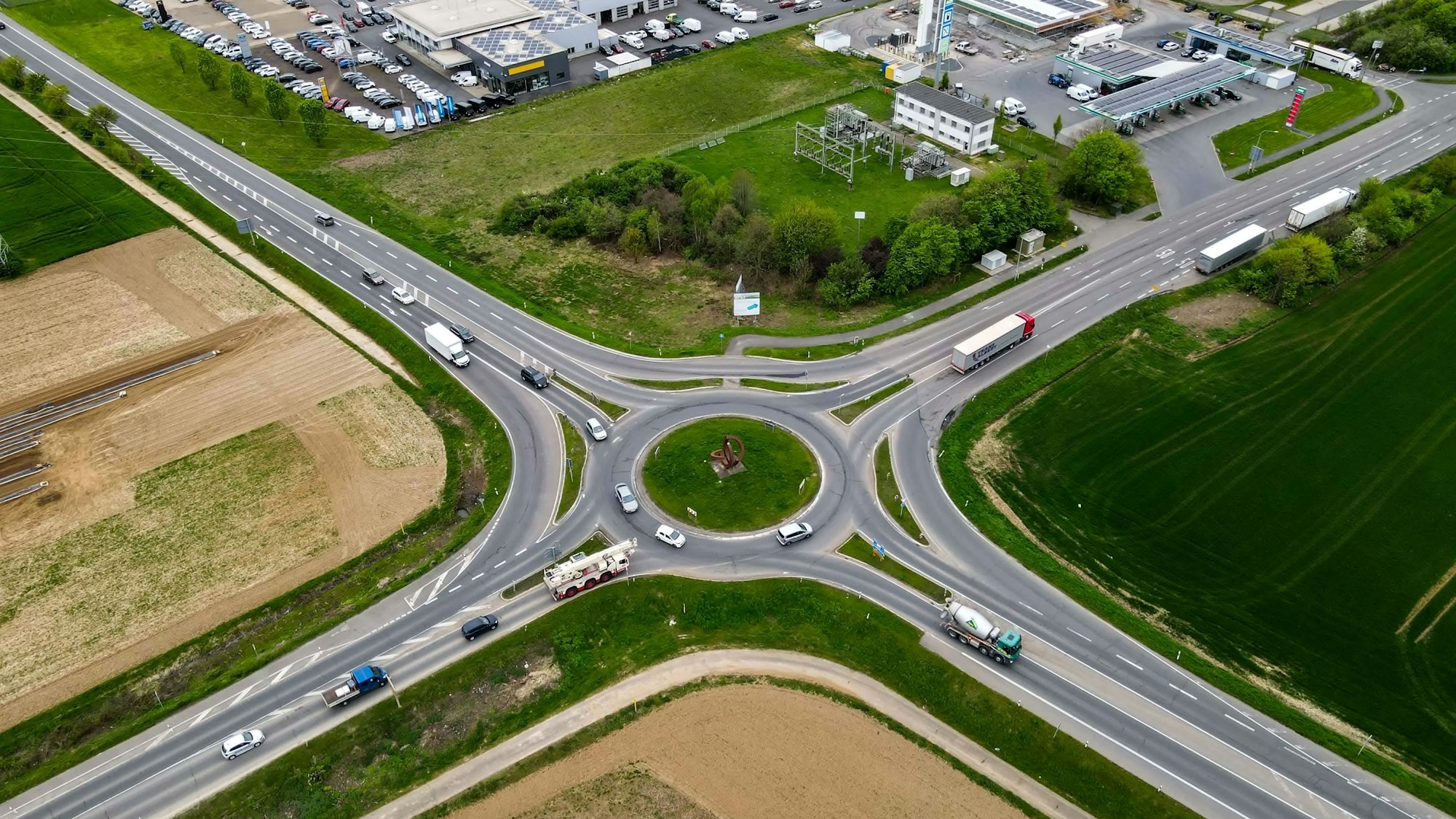 Das Bild zeigt den Kreisverkehr am Ipas aus der Luft.