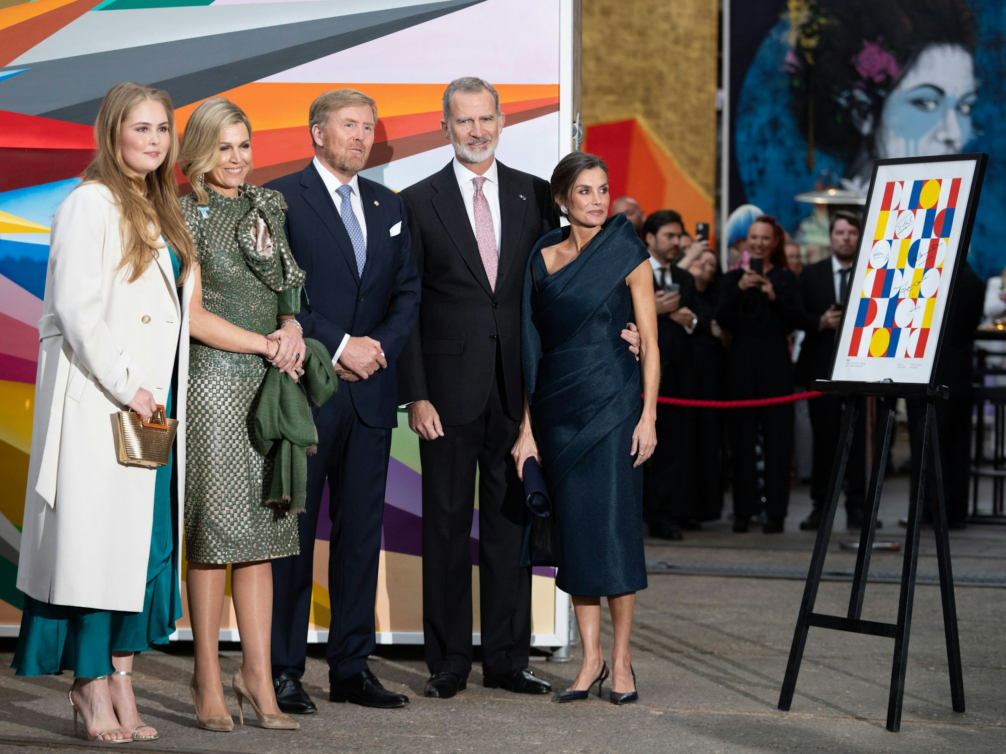Königin Letizia, König Felipe VI., König Willem-Alexander, Königin Maxima und Kronprinzessin Amalia während des Besuchs im STRAAT-Museum in Amsterdam.