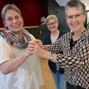 In Nümbrecht verhilft Tanzlehrerin Gabi Polzin (Mitte) auch Vereinschefin Klaudia Altwicker (rechts) gern zum richtigen Schritt. Dort bittet der Klub „Tanz Mit“ am morgigen Sonntag nach langer Pause endlich wieder zum „Tanz-Tee“.