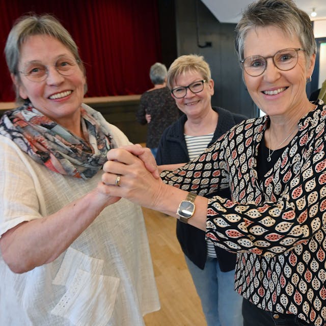 In Nümbrecht verhilft Tanzlehrerin Gabi Polzin (Mitte) auch Vereinschefin Klaudia Altwicker (rechts) gern zum richtigen Schritt. Dort bittet der Klub „Tanz Mit“ am morgigen Sonntag nach langer Pause endlich wieder zum „Tanz-Tee“.