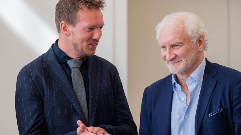 Sportdirektor Rudi Völler und Bundestrainer Julian Nagelsmann lächeln.