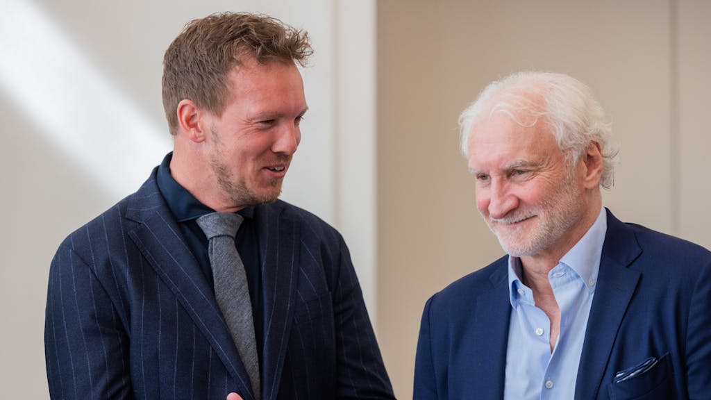 Sportdirektor Rudi Völler und Bundestrainer Julian Nagelsmann lächeln.