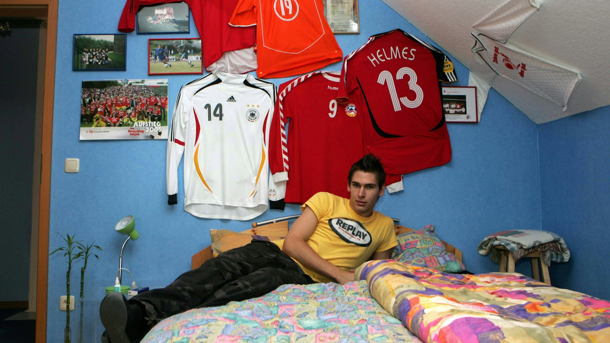 Ex-FC Spieler Patrick Helmes 2006 in seinem Kinderzimmer in Siegen. Auch er würde wohl heute besser schlafen wenn die Kölner die Klasse halten.