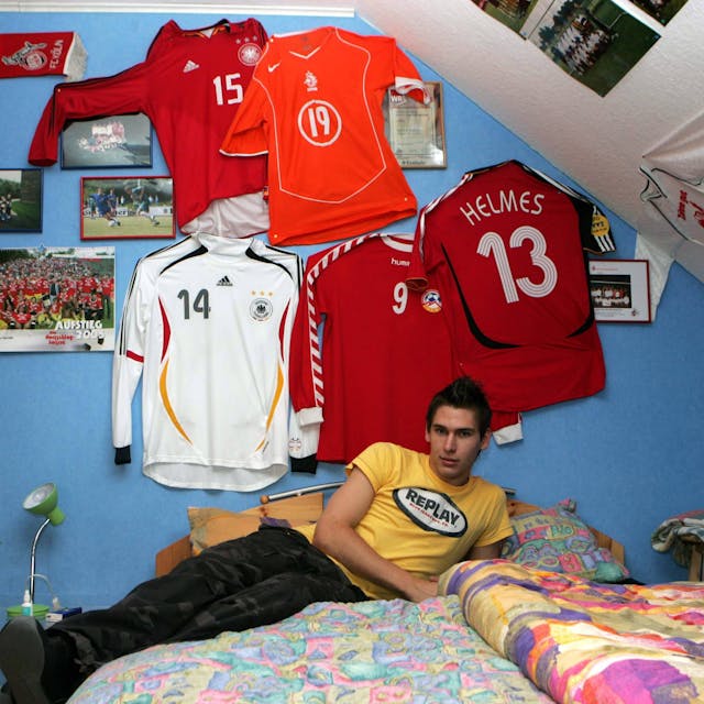 Ex-FC Spieler Patrick Helmes 2006 in seinem Kinderzimmer in Siegen. Auch er würde wohl heute besser schlafen wenn die Kölner die Klasse halten.