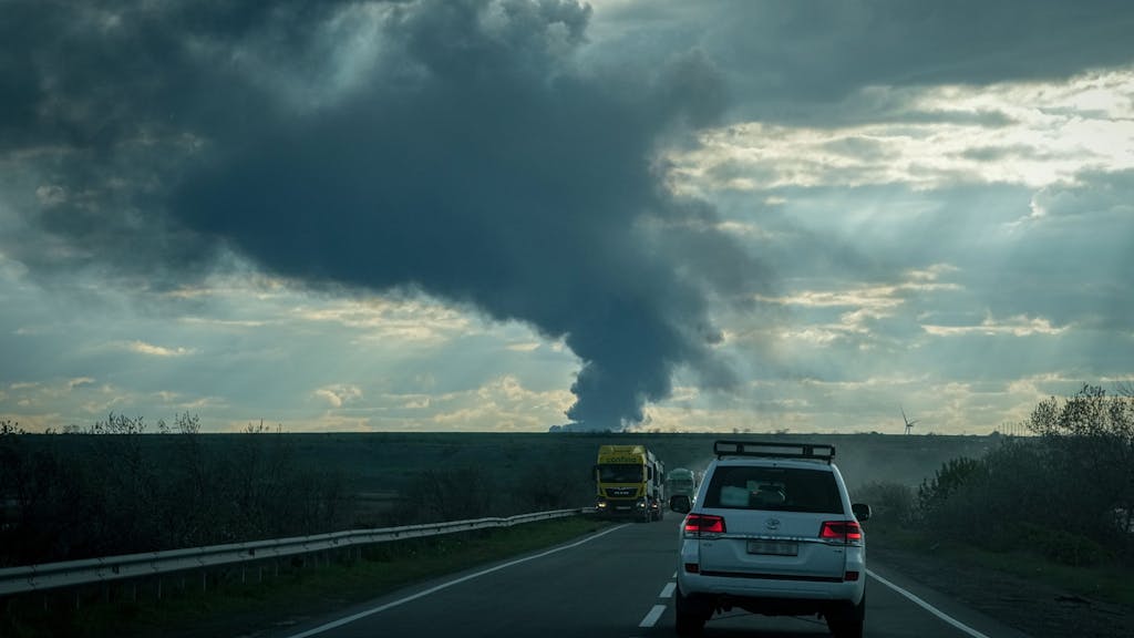 Der Fahrzeugkonvoi mit Robert Habeck, Bundesminister für Wirtschaft und Klimaschutz, fährt am 1. April 2024 in der Region Odessa auf eine riesige Rauchsäule nach einem russischen Raketenangriff zu.