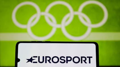 Ein Handy mit dem Eurosport-Logo vor den Olympischen Ringen.