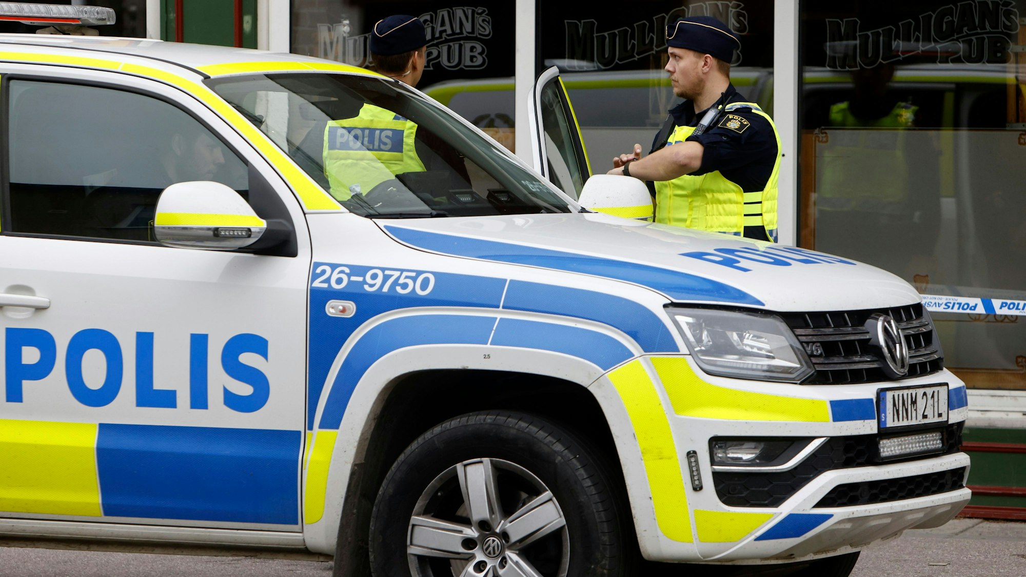 Die Polizei steht in Sandviken, etwa 162 Kilometer nordwestlich von Stockholm, vor einer Kneipe. (Archivbild)