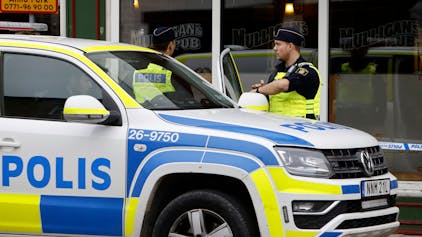 Die Polizei steht in Sandviken, etwa 162 Kilometer nordwestlich von Stockholm, vor einer Kneipe. (Archivbild)