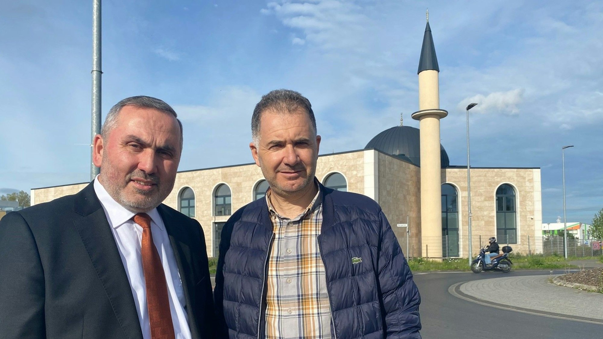 Zu sehen sind Mehmet Kara und Mahmut Yasar vom Islamischen Gemeindezentrums Brühl.