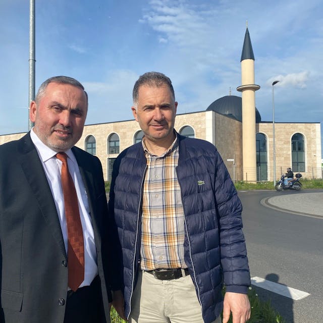 Zu sehen sind Mehmet Kara und Mahmut Yasar vom Islamischen Gemeindezentrums Brühl.