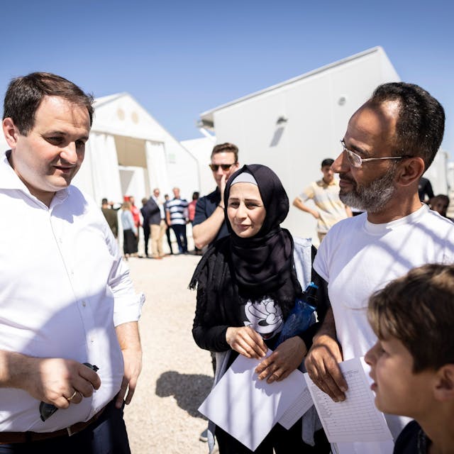 NRW-Europaminister Nathanael Liminski (CDU) besucht das Flüchtlingslager Pournara auf Zypern und spricht mit Flüchtlingen aus Syrien.
