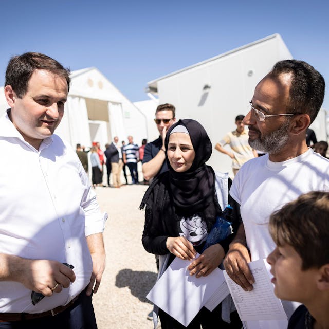 NRW-Europaminister Nathanael Liminski (CDU) besucht das Flüchtlingslager Pournara auf Zypern und spricht mit Flüchtlingen aus Syrien.