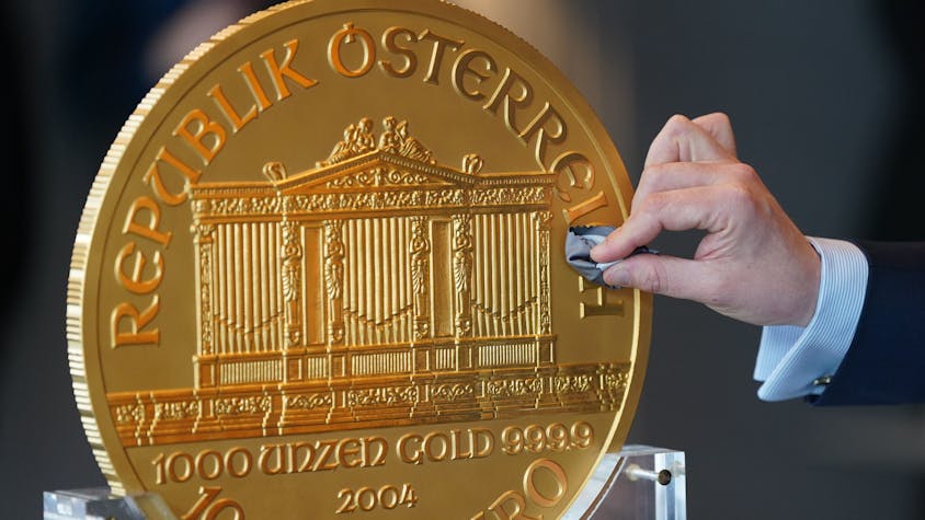 Alexander Köhne, Vertriebsleiter Pro Aurum, putzt während eines Pressetermins eine ca. 31 Kilogramm schwere und im Durchmesser etwa 37 Zentimeter große Goldmünze.