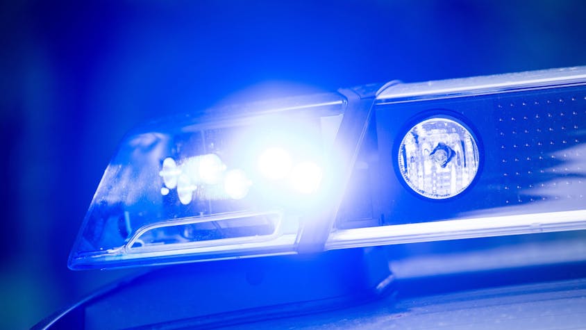 Ein Blaulicht leuchtet an einer Polizeistreife. (Symbolbild)